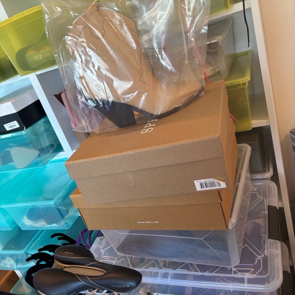 NIB Spell heartbreaker ankle, boot sand color size 40